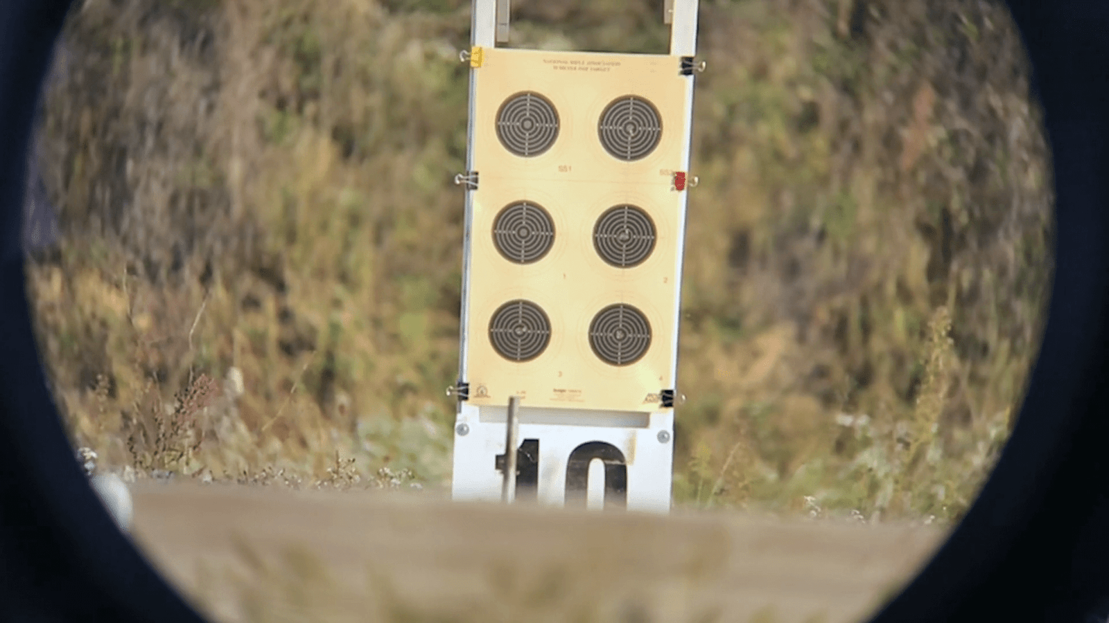 Lapua mühimmatı ile yapılan hassas atış testlerinde kullanılan çoklu hedef plakası