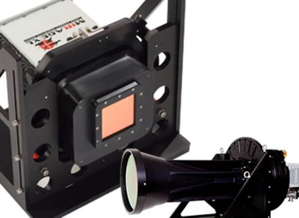 Füze arayıcı başlıkları ve EO/IR sensörler için HIL testlerinde kullanılan SBIR MIRAGE XL kızılötesi sahne projektörü ve kolimatör sistemi