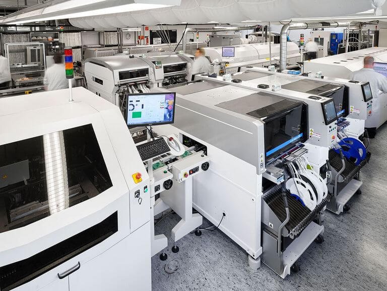 KARO'nun yüksek kapasiteli SMT ve THT üretim hatlarında otomatik elektronik montaj makineleri